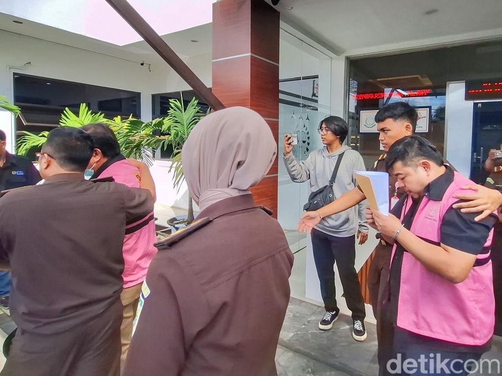 Video: Eks Kadinkes Kabupaten Bandung Barat Jadi Tersangka Korupsi